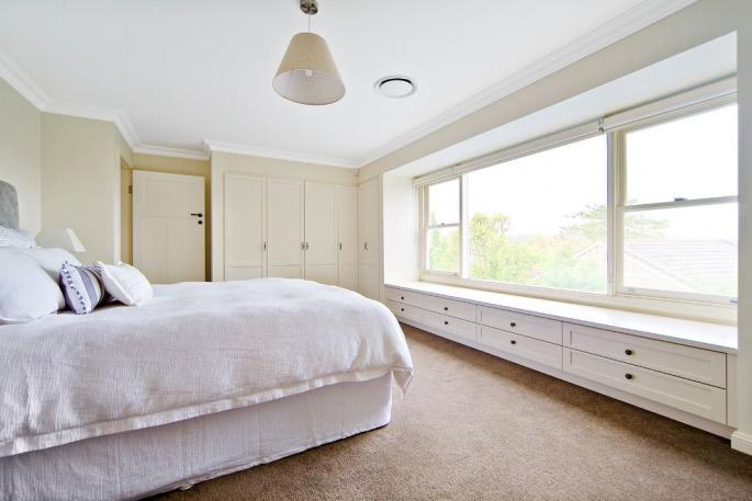 Kotna omara za spalnico: optimalna ergonomija prostora in 50+ izbranih izvedb