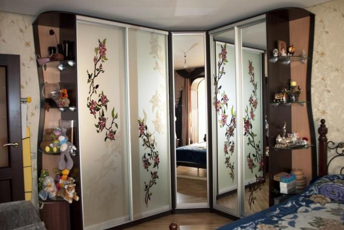 Selection and production of corner wardrobes for the bedroom