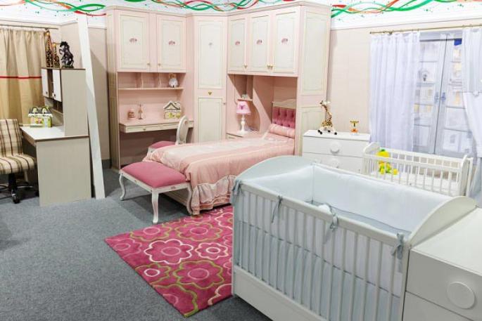 Design features of a bedroom with a crib