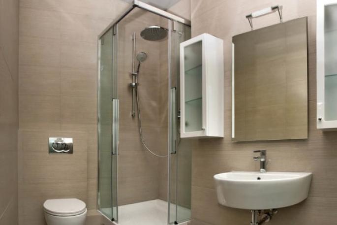 Fotoattēlu atlase vannas istabas dizainam ar dušas kabīni un padomi par izkārtojumu