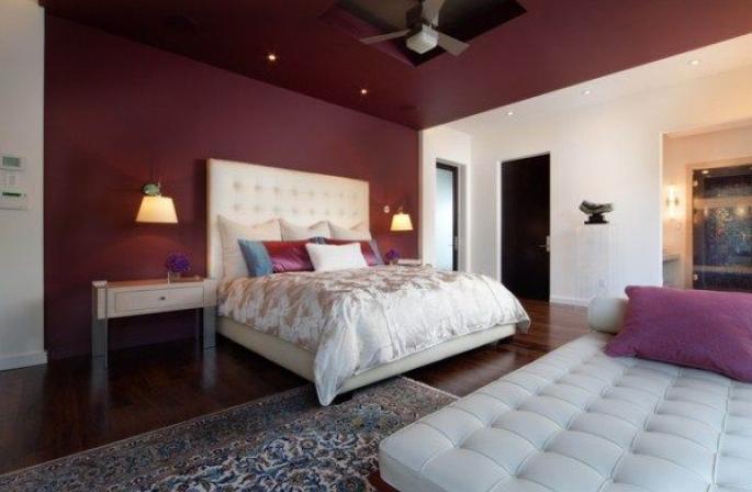 機能性と快適性の調和：モダンなスタイルの寝室のインテリアの写真