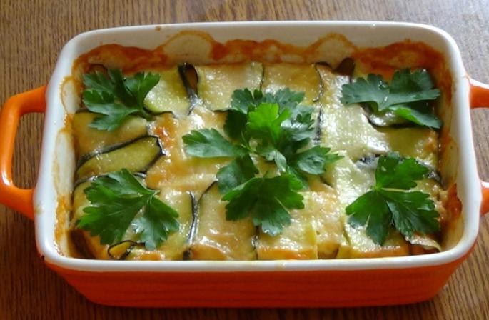 Casserole with zucchini and potatoes in the oven Zucchini casserole with potatoes in the oven