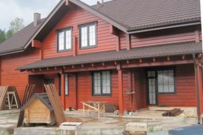 Ktorý náter je lepšie maľovať drevený dom: prehľad materiálov, technológia lakovania
