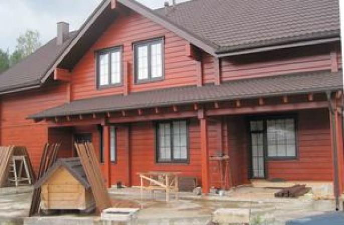 Ktorá farba je lepšie maľovať drevený dom: prehľad materiálov, technológia lakovania