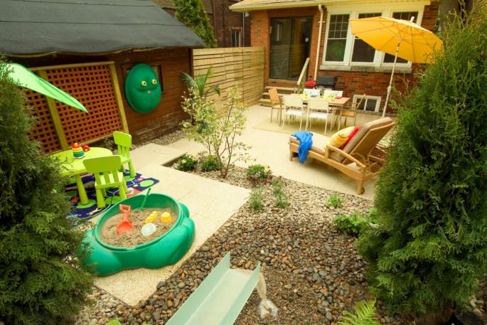 Artisanat pour l'aire de jeux : nous équipons l'espace enfants du site avec des produits faits maison