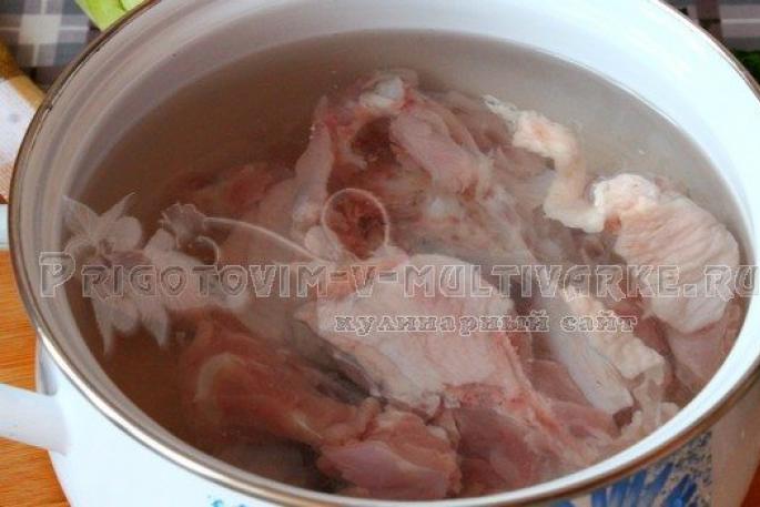 Sup kubis yang lezat dengan ayam dari kubis segar