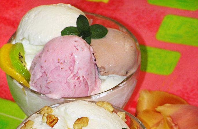Homemade sour cream ice cream